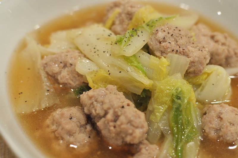 簡単にできるふっくら肉団子と白菜のスープ煮